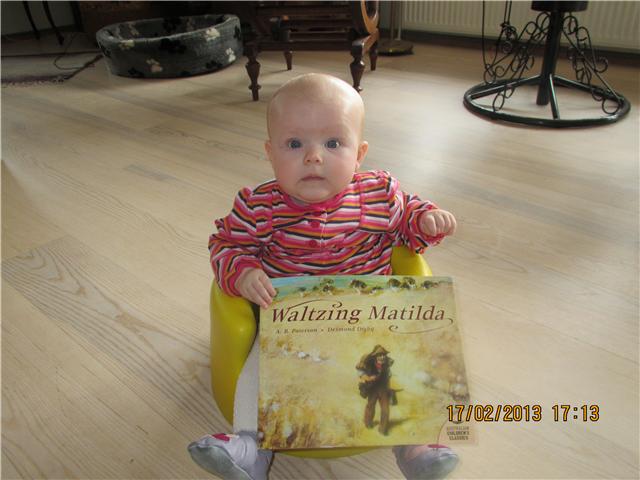 Mathilde med bogen fra Australien
